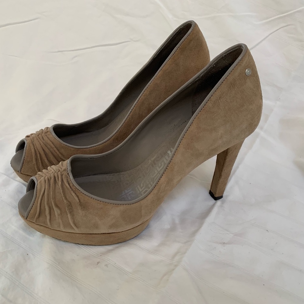 Rockport adiprene beige suede high heels, sz 7